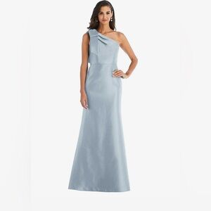 Alfred Sung BOW ONE-SHOULDER SATIN TRUMPET GOWN IN MIST
